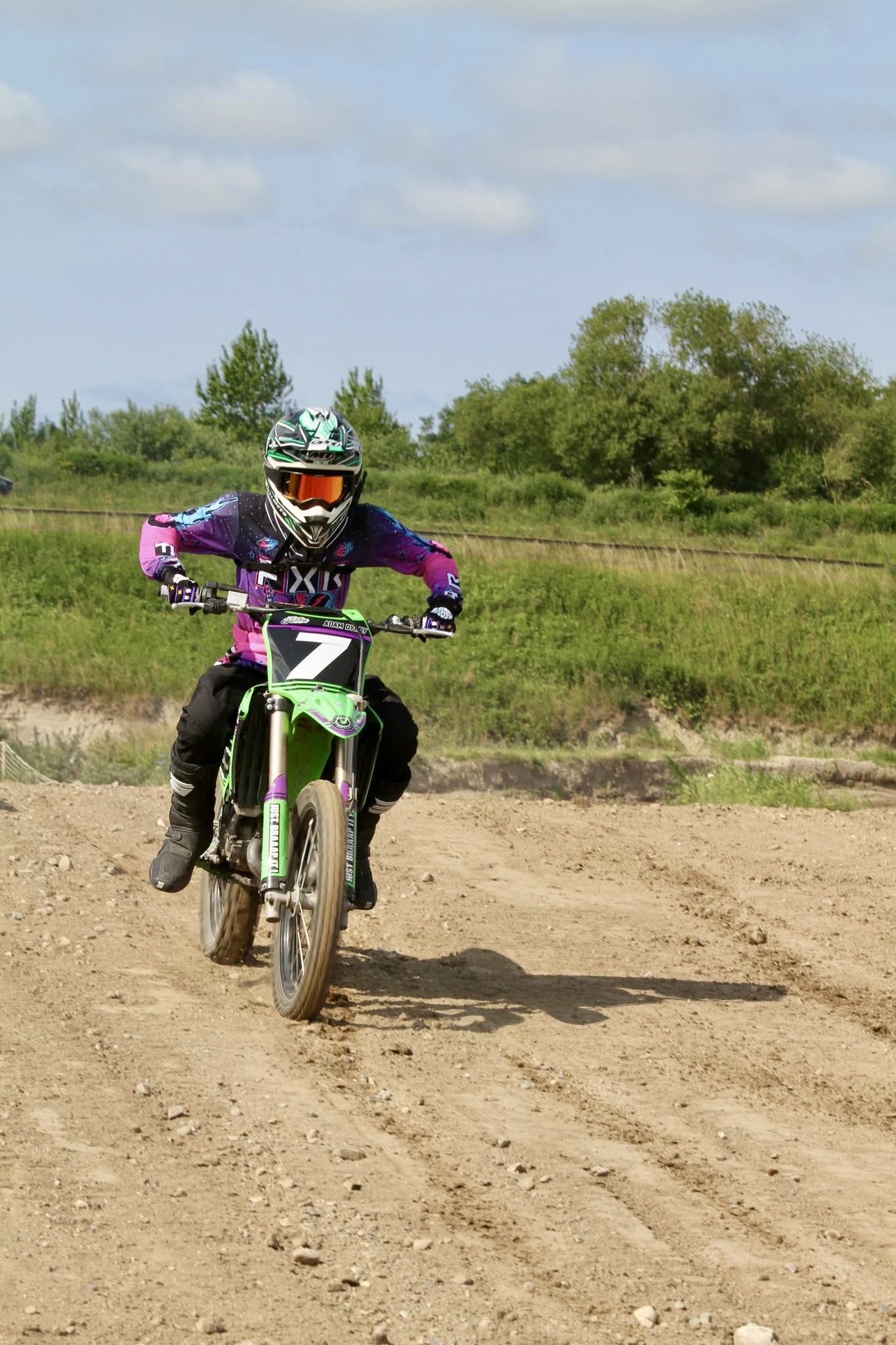 Adam på vej gennem banen på sin motocrossmotorcykel.