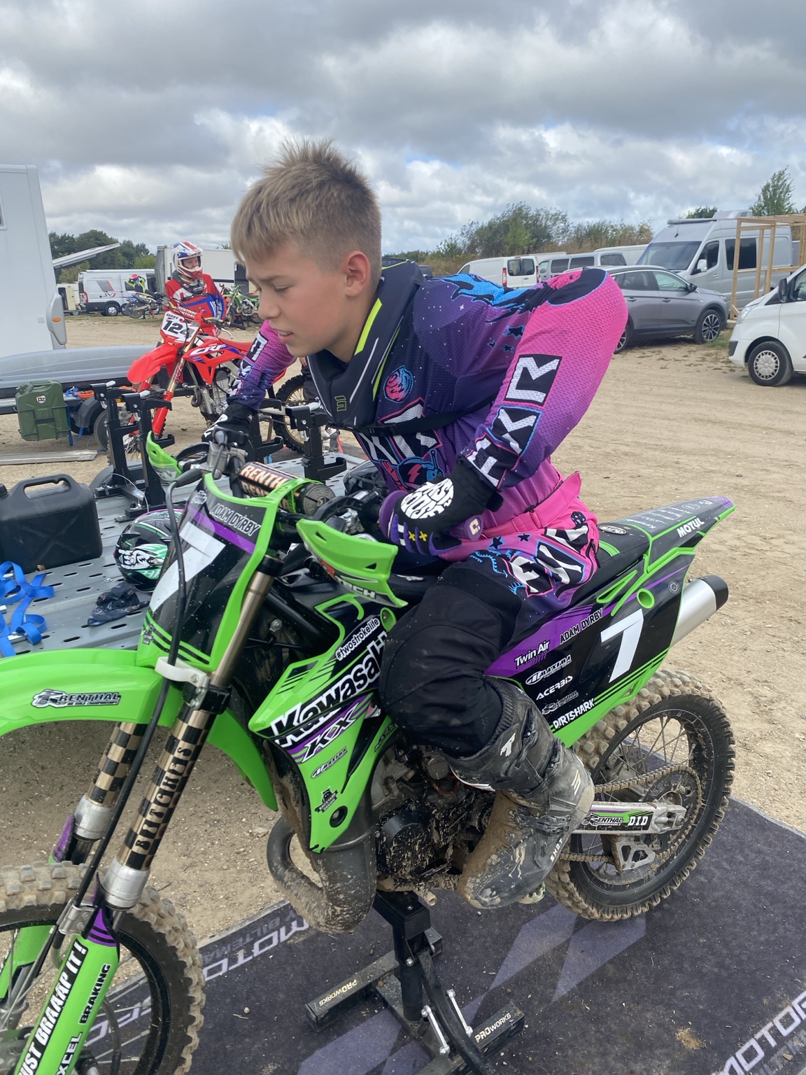 Adam gør sin Kawasaki KX85 klar i paddocken.
